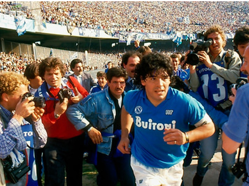 Maradona-choi-vi-tri-tien-dao-doi-argentina